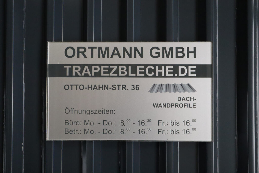 Firmenschild der Ortmann GmbH am Standort in Unna