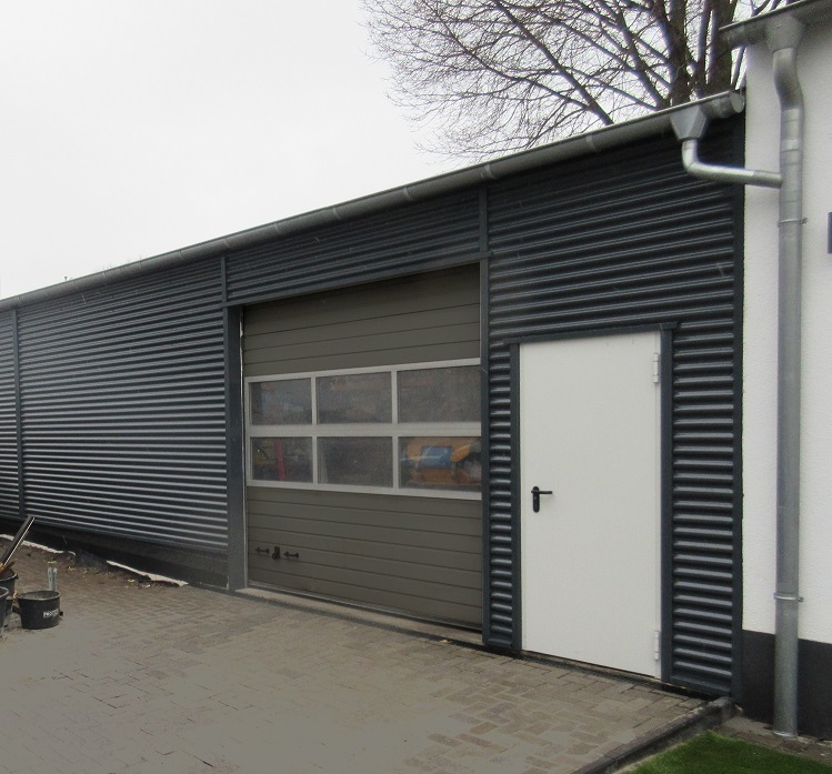 Fassade mit dunklem Wellprofil